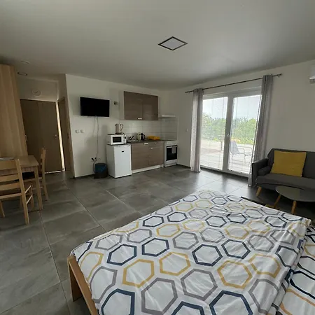 Podivin Apartmany Miromar מראה חיצוני תמונה