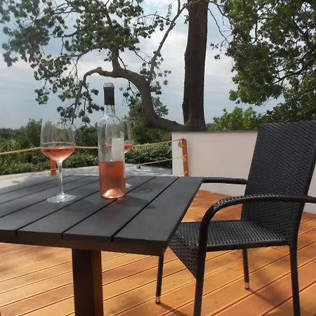 Podivin Apartmany Miromar מראה חיצוני תמונה