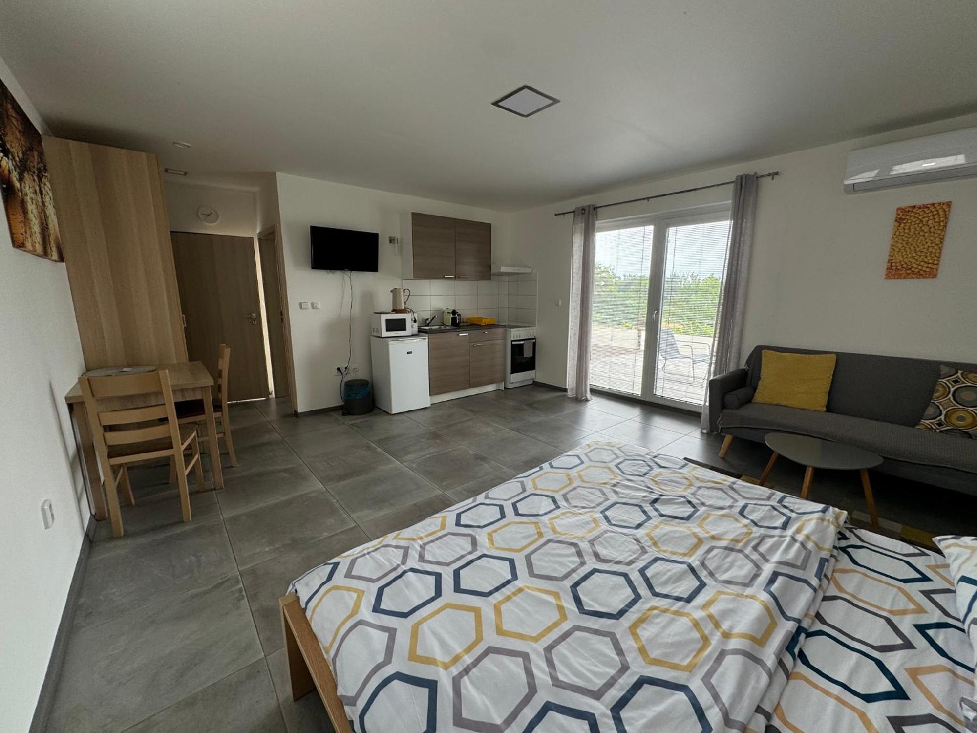 Miromar Apartment